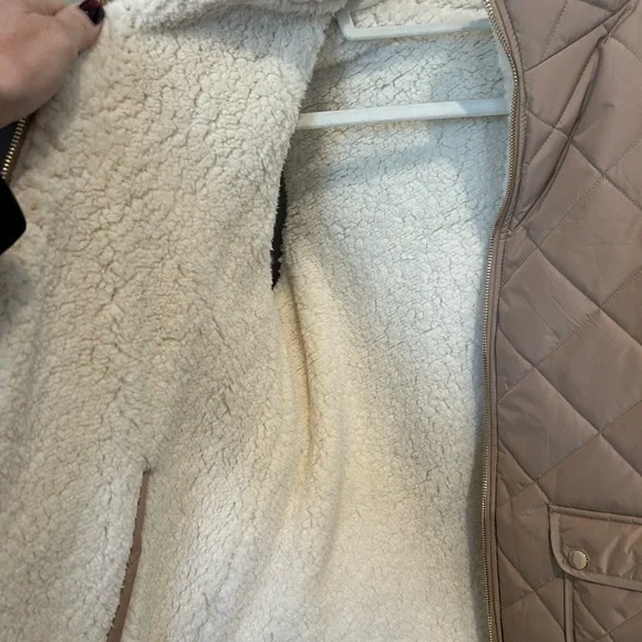 Amazon Essentials Women's Beige Quilted Puffer Vest - Picture 6 of 7